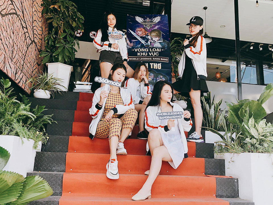 1-Cac-co-gai-cua-The-Red-Girls-khong-chi-xinh-dep-ma-con-rat-tai-nang-trong-san-choi-esport